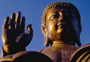 Гиганская бронзовая статуя Будды на острове Лантау в Гонконге