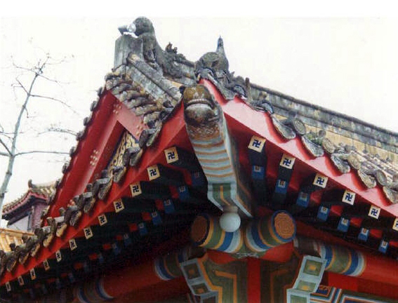 Свастики украшают крышу буддийского храма в Гонконге.