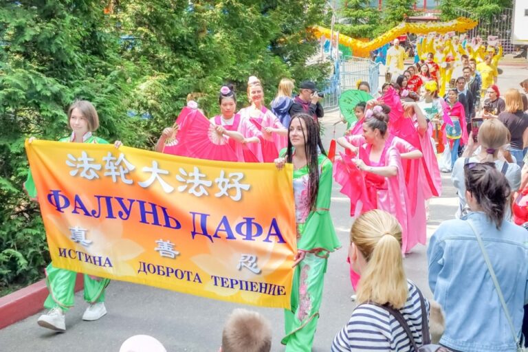 Фалунь Дафа на фестивале в парке, Видное, Подмосковье